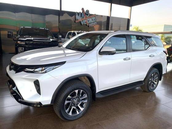 TOYOTA HILUX SW4 2.8 D-4D TURBO DIESEL SRX PLATINUM 7L 4X4 AUTOMÁTICO TOYOTA HILUX SW4 2.8 D-4D TURBO DIESEL SRX PLATINUM 7L 4X4 AUTOMÁTICO